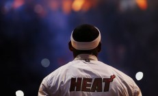 开云足球直播-莫兰特关键回合不手软，76人绝杀深圳队，跨越篮球世界的双线传奇