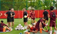 开云体育直播-足球盛事倒计时！球队全力备战强敌