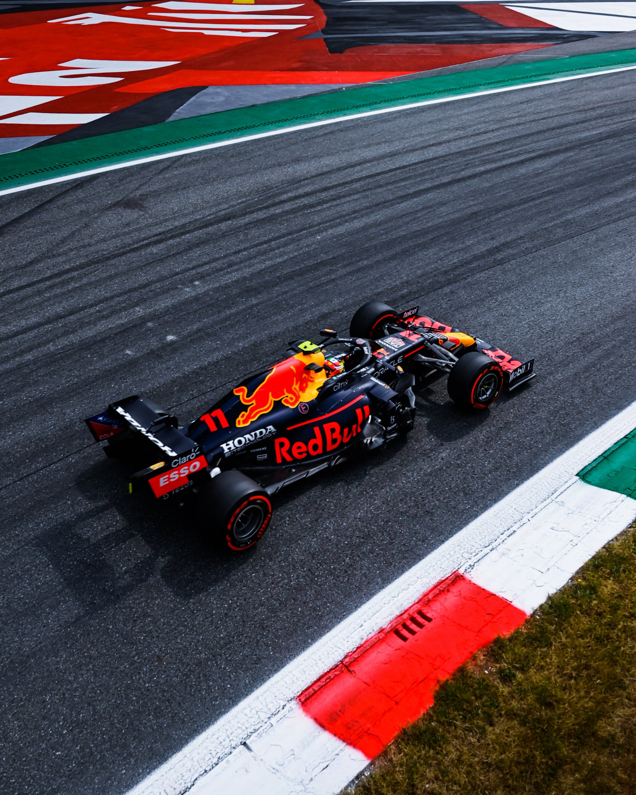 红牛二队鏖战雷诺车队,汉密尔顿点燃赛场的简单介绍 红牛二队鏖战雷诺车队,汉密尔顿点燃赛场的简单介绍