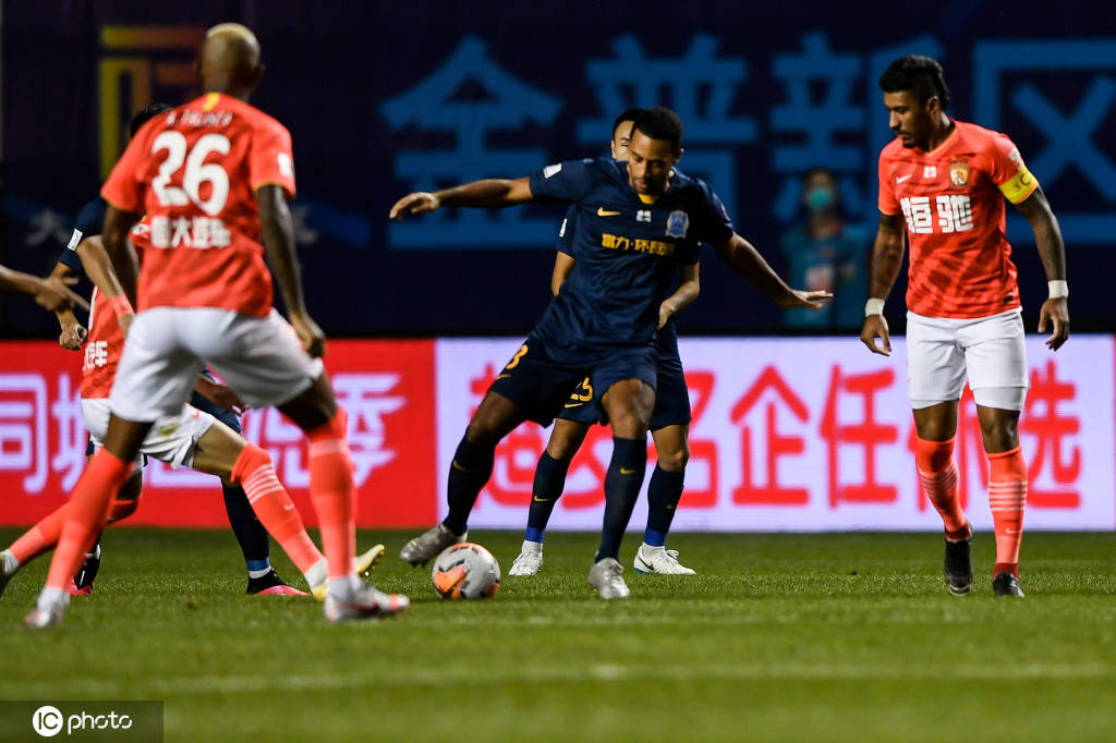 包含广州德比：恒大战胜富力，守住榜首位置的词条