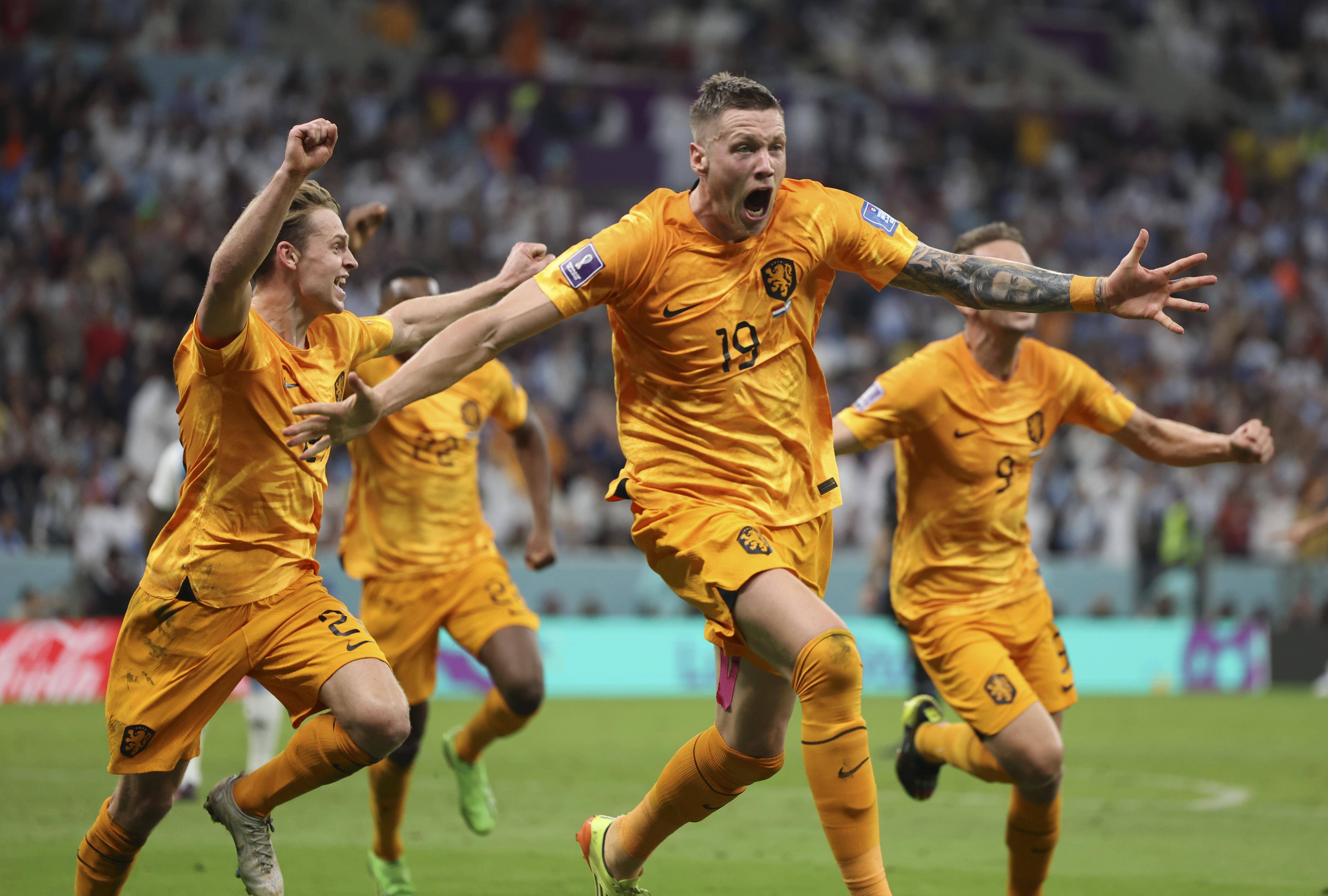 荷兰队球员共同庆祝进球