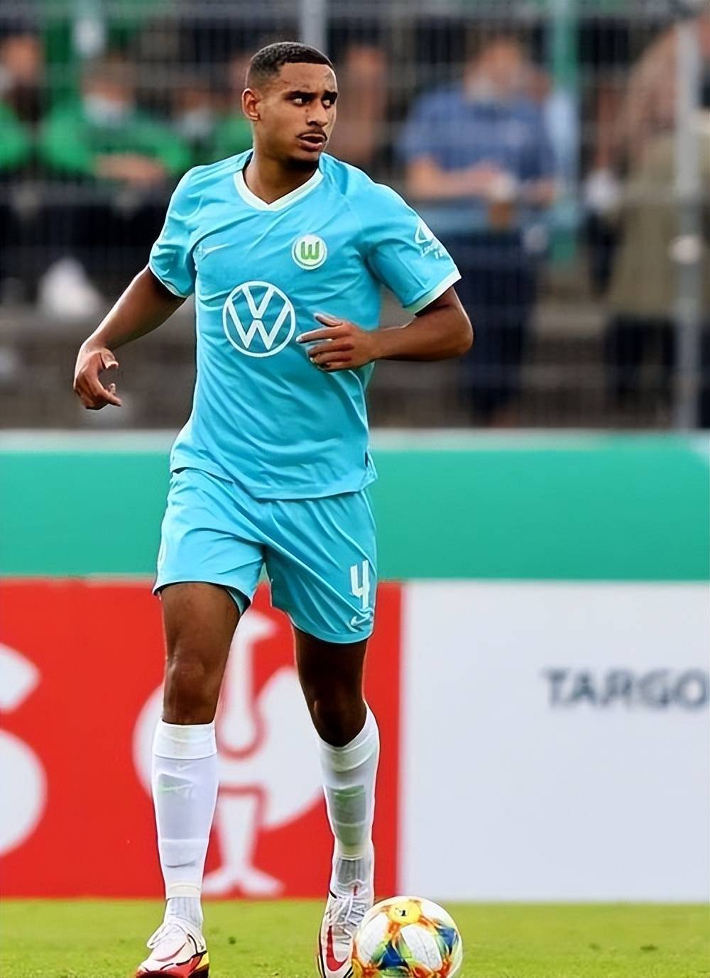 包含塞维利亚新签约中场展现出色，备战联赛的词条