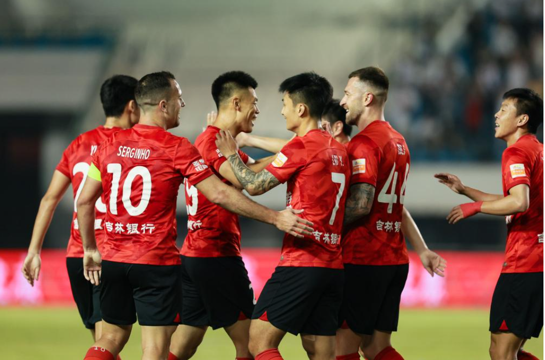 顶级球队尽显实力，比赛内外势均力敌的简单介绍