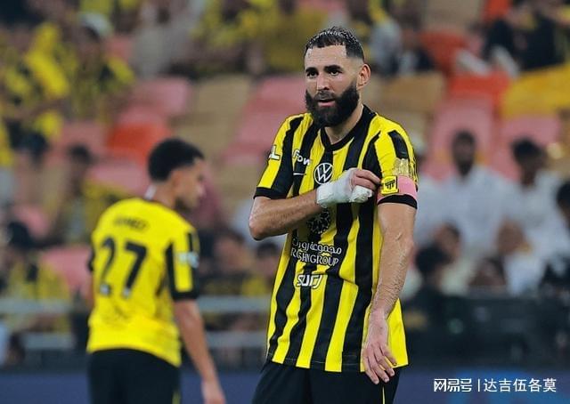 包含德国轻取切尔西，本泽马完成帽子戏法的词条