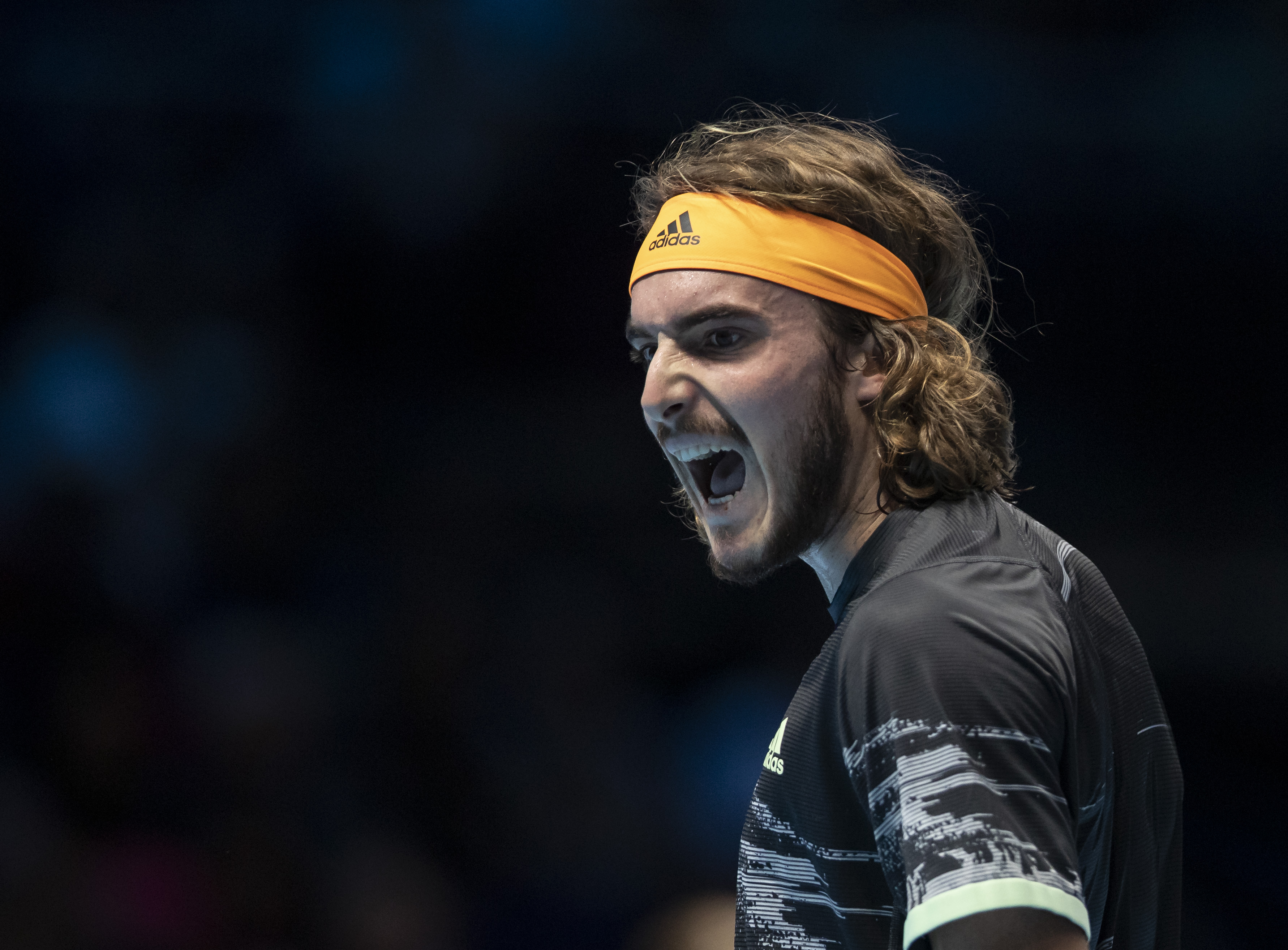 世界网球队逆转意大利网球队，西西帕斯统治全场