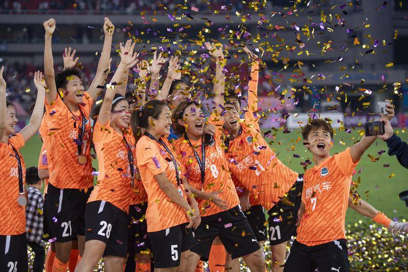 挑战极限！女足运动员在足球比赛中尽情展现实力的简单介绍