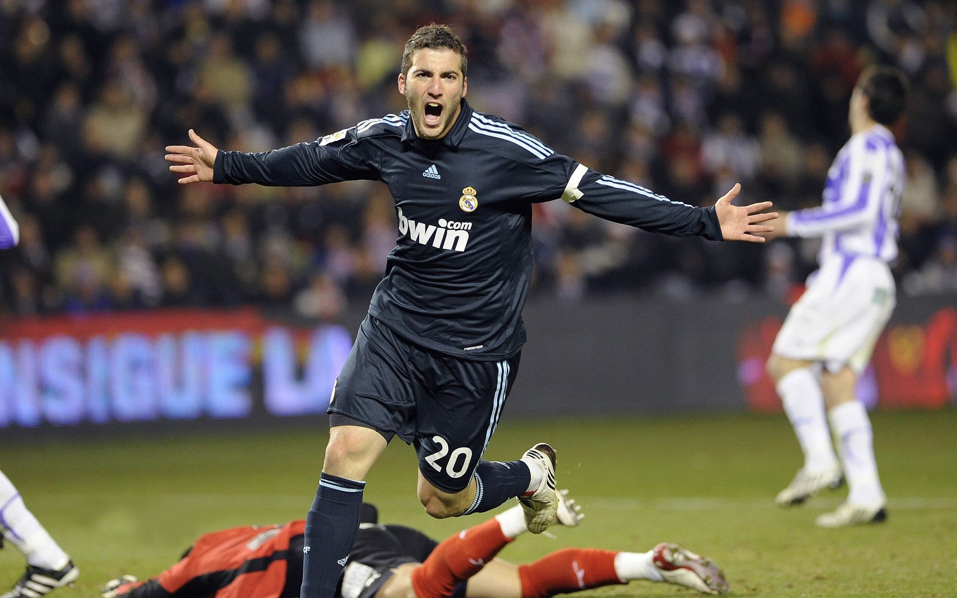 奇迹的背面，当哈兰德扛起全队时，里昂已悄然翻盘阿根廷