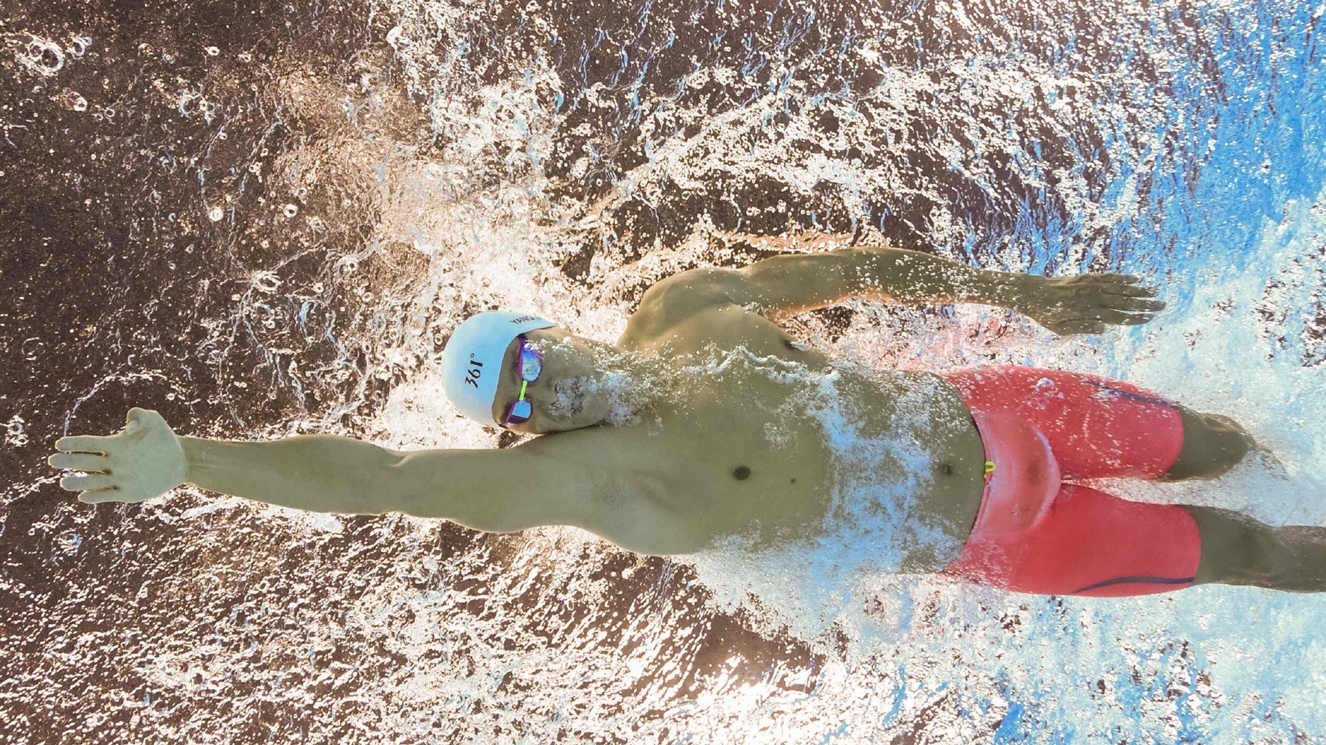 洛城德比惊魂夜，易建联统治级表现助湖人险胜快船